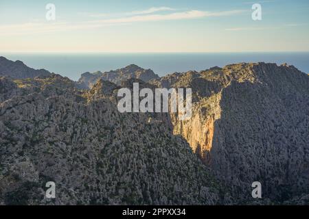 Tramuntana Mallorca. Vue sur les montagnes de Tramuntana, depuis Mirador de s'Entremforc, Sierra de Tramontana à Majorque, Espagne. Banque D'Images