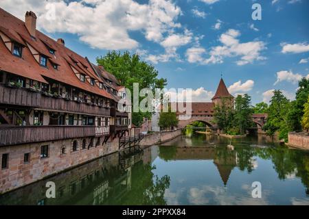 Nuremberg (Nurnberg) Allemagne, vue sur la ville à Wasserturm et la rivière Pegnitz depuis le pont Max Banque D'Images