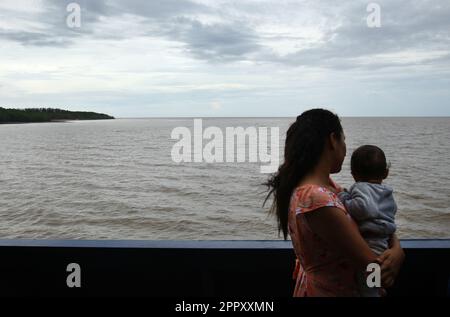 Une femme tient son bébé bénéficie de la vue comme le ferry navigue sur la baie de Marajó dans le district de Salvaterra de la région amazonienne de l'île de Marajó au nord du Brésil sur 24 avril 2023. L'île de Marajó est la plus grande île marine fluviale du monde, avec une superficie d'environ 40,100 km², située dans l'État de Para, à l'embouchure de l'Amazone. (Photo de Paulo Amorim/Sipa USA) Banque D'Images