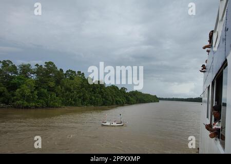 Les voyageurs apprécient la vue que le ferry navigue sur la baie de Marajó dans le district de Salvaterra de la région amazonienne de l'île de Marajó au nord du Brésil sur 24 avril 2023. L'île de Marajó est la plus grande île marine fluviale du monde, avec une superficie d'environ 40,100 km², située dans l'État de Para, à l'embouchure de l'Amazone. (Photo de Paulo Amorim/Sipa USA) Banque D'Images