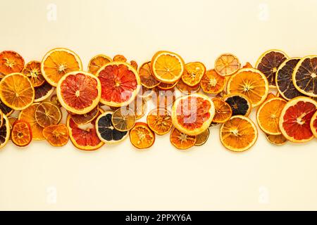Fond d'agrumes séchés, tranches de fruits d'orange et de mandarine, de lime et de citron, de kumquat et de tranches de pamplemousse , préparation pour la célébration Banque D'Images