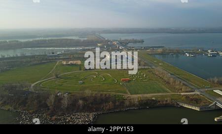 Hôtel Divoká et systèmes de gestion des crues et des rivières à la centrale hydroélectrique de Cunevo sur le Danube, Slovaquie Banque D'Images