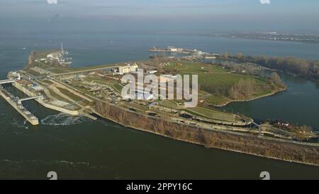 Hôtel Divoká et systèmes de gestion des crues et des rivières à la centrale hydroélectrique de Cunevo sur le Danube, Slovaquie Banque D'Images