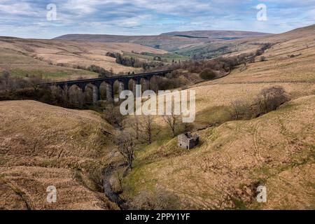 vue en hauteur du viaduc à tête plate et de la grange en pierre en ruines sur le règlement de carlisle railway Banque D'Images