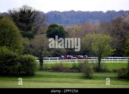 Les coureurs et les cavaliers en action lors de leur compétition dans le Betfred nifty Fifty Great Metropolitan handicap au champ de courses d'Epsom Downs, Surrey. Date de la photo: Mardi 25 avril 2023. Banque D'Images