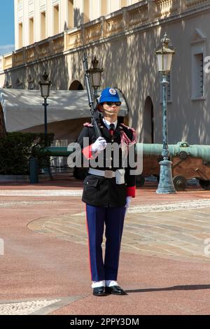 Monte-ville, Monaco, 21 avril 2023 : membre de la Compagnie des Carabiniers du Prince qui marche devant le Palais de Monaco Banque D'Images