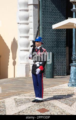 Monte-ville, Monaco, 21 avril 2023 :- Membre de la Compagnie des Carabiniers du Prince debout près du Palais de Monaco Banque D'Images