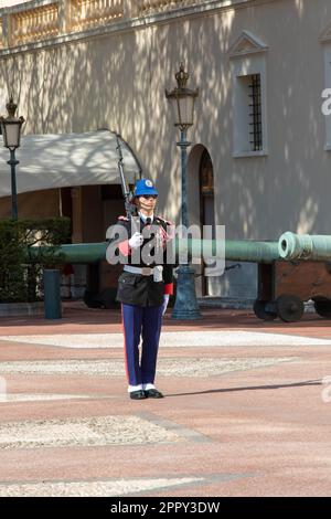 Monte-ville, Monaco, 21 avril 2023 : membre de la Compagnie des Carabiniers du Prince qui marche devant le Palais de Monaco Banque D'Images