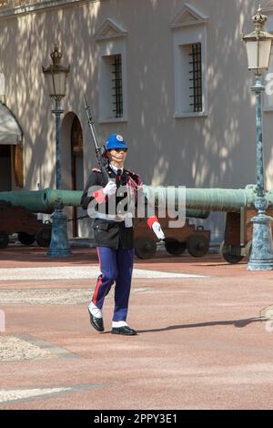Monte-ville, Monaco, 21 avril 2023 : membre de la Compagnie des Carabiniers du Prince qui marche devant le Palais de Monaco Banque D'Images