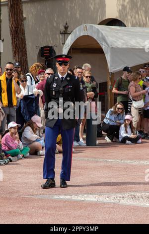 Monte-ville, Monaco, 21 avril 2023 : un officier de sécurité monégasque devant les portes du Palais du Prince à Monaco Banque D'Images