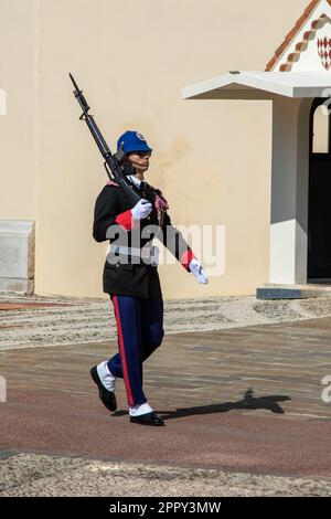 Monte-ville, Monaco, 21 avril 2023 : membre de la Compagnie des Carabiniers du Prince qui marche devant le Palais de Monaco Banque D'Images
