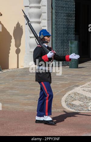 Monte-ville, Monaco, 21 avril 2023 : membre de la Compagnie des Carabiniers du Prince qui marche devant le Palais de Monaco Banque D'Images