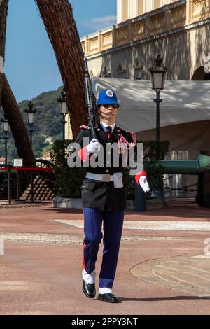 Monte-ville, Monaco, 21 avril 2023 : membre de la Compagnie des Carabiniers du Prince qui marche devant le Palais de Monaco Banque D'Images