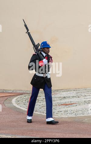 Monte-ville, Monaco, 21 avril 2023 :- Membre de la Compagnie des Carabiniers du Prince debout près du Palais de Monaco Banque D'Images