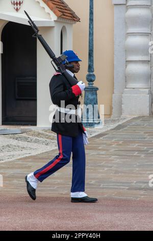 Monte-ville, Monaco, 21 avril 2023 :- Membre de la Compagnie des Carabiniers du Prince debout près du Palais de Monaco Banque D'Images