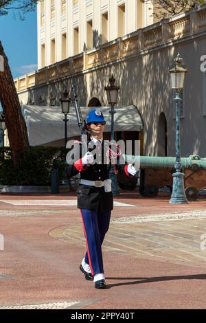 Monte-ville, Monaco, 21 avril 2023 : membre de la Compagnie des Carabiniers du Prince qui marche devant le Palais de Monaco Banque D'Images