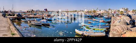 Mahdia, Tunisie, 29 janvier 2023: Panorama du port de pêche de Mahdia avec de nombreux petits bateaux de pêche bleus Banque D'Images