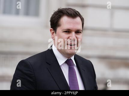 Le ministre d'État à l'Immigration, Robert Jenick, quitte le Cabinet à Whitehall, à Londres. Le vice-premier ministre Oliver Dowden présidera une réunion de Cobra sur l'évacuation des ressortissants britanniques du Soudan. Date de la photo: Mardi 25 avril 2023. Banque D'Images