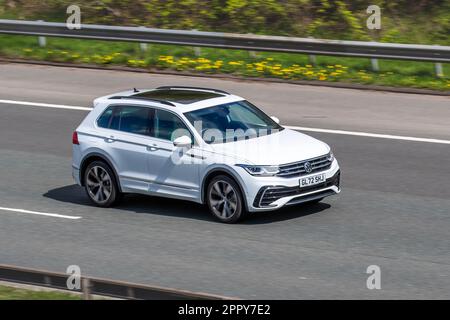 2022 VW Volkswagen Tiguan R-Line TSI S-A 1,5 TSI EVO 150 DSG Auto 2WD Start/Stop White car SUV Pétrol 1498 cc ; sur l'autoroute M61, Royaume-Uni Banque D'Images