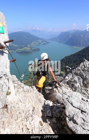 Une femme monte au-dessus du Mondsee en Autriche Banque D'Images