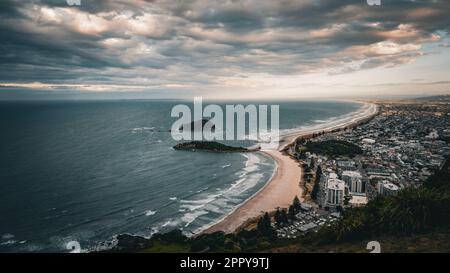 Vue sur le coucher du soleil depuis le sommet du mont Maunganui à Tauranga, Île du Nord, Nouvelle-Zélande Banque D'Images