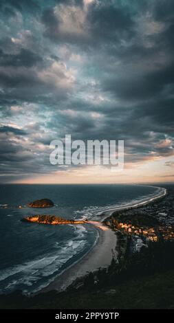 Vue sur le coucher du soleil depuis le sommet du mont Maunganui à Tauranga, Île du Nord, Nouvelle-Zélande Banque D'Images