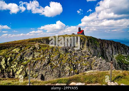 Paysage de montagne. La station relais se dresse au-dessus d'un précipice à Snow cirques, superbe formation de roche à Karkonosze, Pologne. Karkonosze, Szklarska Poreba. Banque D'Images