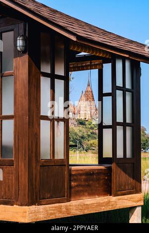Belle vue sur le temple de la grotte du tigre (Wat Tham SUA) et Wat Tham Khao Noi à Kanchanaburi, Thaïlande. Temples célèbres pour les bouddhistes à adorer et payer ho Banque D'Images