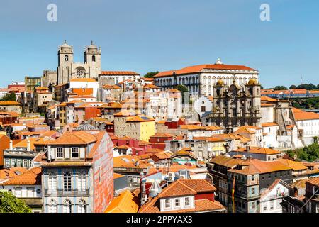 Vue sur la cathédrale se de Porto au sommet d'une colline dans le centre historique de Porto, Portual, Europe Banque D'Images