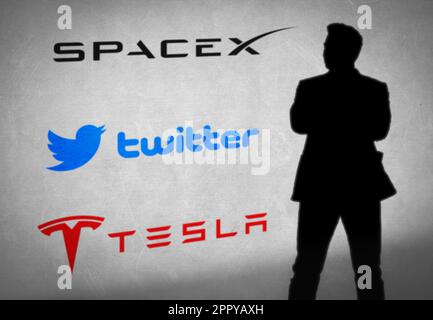 Silhouette Elon Musk avec SpaceX, Twitter et le logo Tesla en arrière-plan Banque D'Images