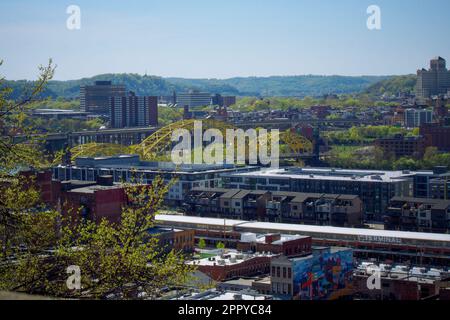 Une vue aérienne stupéfiante de Pittsburgh avec un pont jaune proéminent qui s'étend sur la ligne d'horizon Banque D'Images