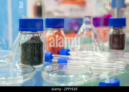 Flacons et flacons en verre médical en vitrine à l'exposition pharmaceutique Banque D'Images