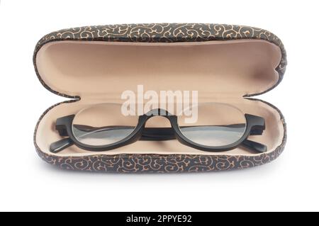Photo studio d'une paire de lunettes avec étui découpé sur fond blanc - John Gollop Banque D'Images