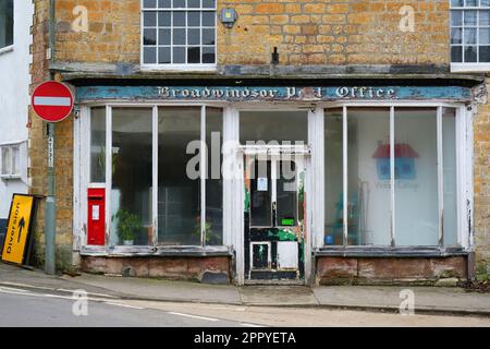 Le bureau de poste vide de Broadwindsor, Dorset, Royaume-Uni - John Gollop Banque D'Images
