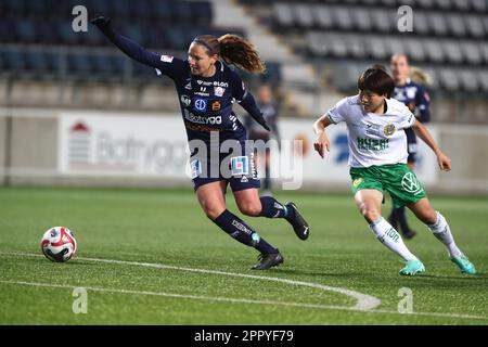 À gauche Linköpings no 10 Emma Lennartsson et Hammarbys no 14 Maika Hamano lors du match de football de lundi dans l'OBOS Damallsvenskan entre Linköping FC-Hammarby IF à l'arène Bilbörsen, Linköping, Suède. Banque D'Images