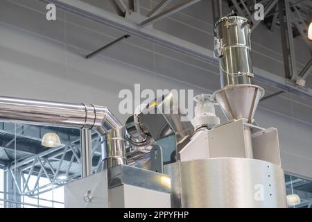 Machine de moulage par injection automatique - réservoir déshydrateur pour le séchage des granulés en plastique Banque D'Images