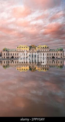 Une superbe image de la galerie autrichienne Belvédère se reflète dans les eaux calmes de Vienne Banque D'Images