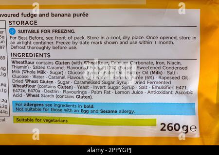 Liste des ingrédients et informations sur le stockage au dos d'un paquet de petits pains à crossoir Banoffee, de caramel et de banane de M&S. Banque D'Images