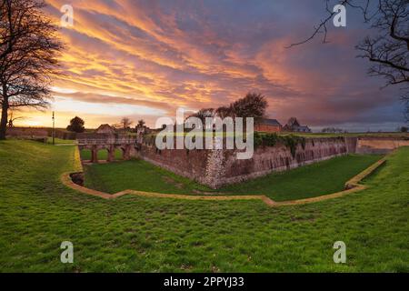 La citadelle et les remparts au coucher du soleil, Montreuil-sur-Mer, hauts-de-France, France, Europe Banque D'Images