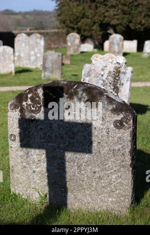 Ombre de croix sur pierre gravielle grise dans le cimetière, Hamstead Marshall, Berkshire, Angleterre, Royaume-Uni, Europe Banque D'Images
