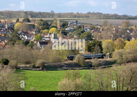 Vue sur la ville de Tisbury dans la vallée de Nadder avec train en premier plan au printemps après-midi lumière du soleil, Tisbury, Wiltshire, Angleterre, Royaume-Uni Banque D'Images