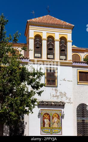 Église peinte en blanc dans la région de Trinidad de Malaga une ville en Andalousie sud de l'Espagne. Banque D'Images