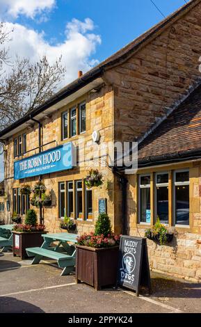 Vue extérieure du Robin Hood un pub de campagne près de Baslow dans le Derbyshire Peak District Angleterre Royaume-Uni avec Bottes boueuses et chiens signe de bienvenue à l'extérieur. Banque D'Images