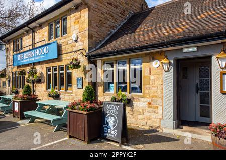 Vue extérieure du Robin Hood un pub de campagne près de Baslow dans le Derbyshire Peak District Angleterre Royaume-Uni avec Bottes boueuses et chiens signe de bienvenue à l'extérieur. Banque D'Images