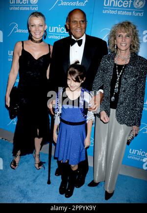 Manhattan, États-Unis d'Amérique. 28th novembre 2012. NEW YORK, NY - 27 NOVEMBRE: Harry Belafonte Pamela Frank assiste au bal de flocon de neige 2012 de l'UNICEF à Cipriani 42nd rue sur 27 novembre 2012 à New York personnes: Harry Belafonte Pamela Frank Réf. De transmission: MNC1 doit appeler si intéressé Michael Storms crédit: Storms Media Group/Alay Live News Banque D'Images