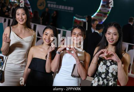 Les membres de l'équipe féminine d'Epee de Hong Kong (G-D), Chan Wai-ling, Chu Ka-mong, Coco Lin Yik-hei et Vivian Kong Man-Wai posent pour une photo lors des PRIX DES STARS SPORTIVES CATHAY HONG KONG au centre des congrès et expositions de Hong Kong à WAN Chai. 18APR23 SCMP/Yik Yeung-man Banque D'Images