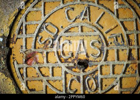 Couverture de la chaussée de gaz SoCal jaune dans la route de Costa Mesa, Californie Banque D'Images