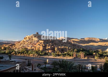 Vue sur la kasbah d'Aït Benhaddou au coucher du soleil. Banque D'Images