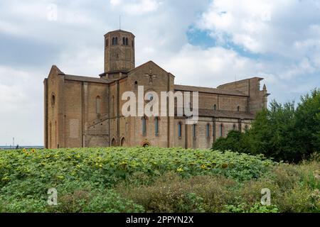 Excursion à vélo sur la rive droite du po : Valserena ou abbaye de San Martino dei Bocci, communément mais à tort connue sous le nom de monastère charhusien Banque D'Images