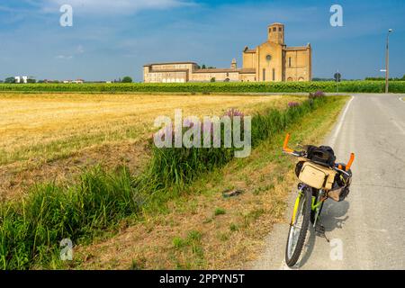 Excursion à vélo sur la rive droite du po : Valserena ou abbaye de San Martino dei Bocci, communément mais à tort connue sous le nom de monastère charhusien Banque D'Images